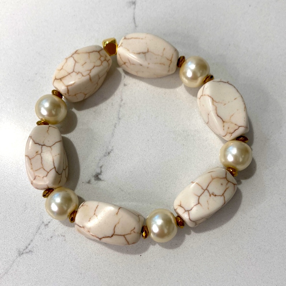 Snow storm 🌨️ bracelet. Howlite gemstone & Pearl 7”